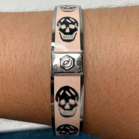 Alexander McQueen | Enamel Skull Bangle Pink/Black - Picture 5 of 8